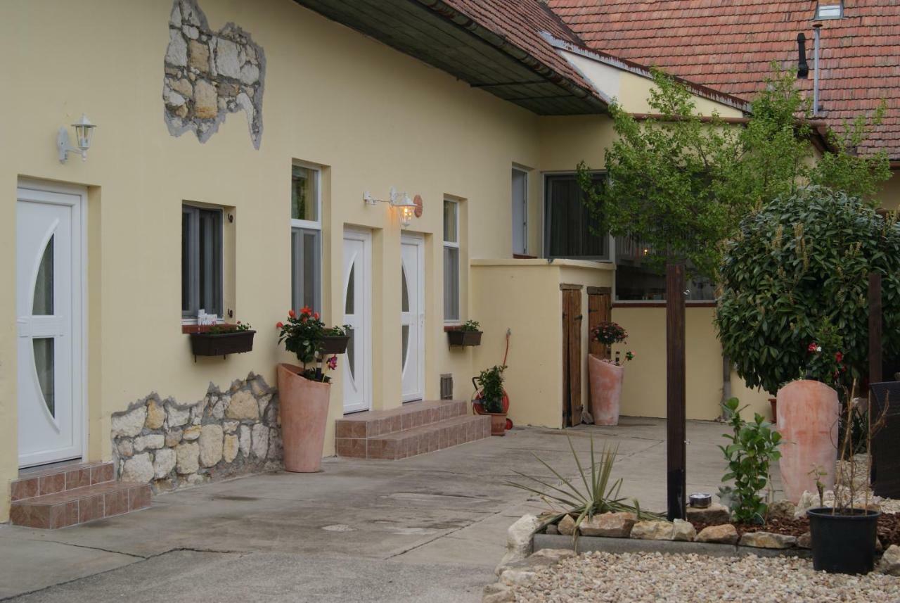 Familienferienhaus Amelie Appartement Mörbisch am See Buitenkant foto