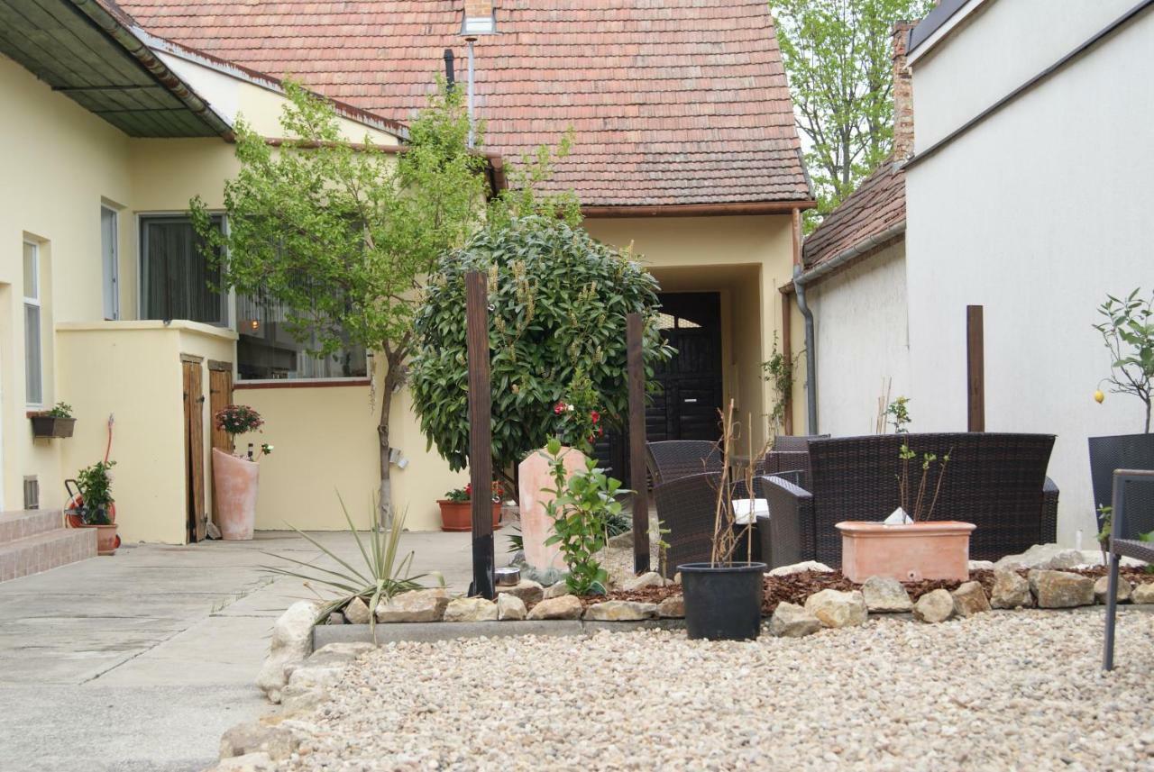 Familienferienhaus Amelie Appartement Mörbisch am See Buitenkant foto